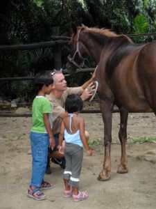 Magnar teaches Sam and Cj to groom a horse